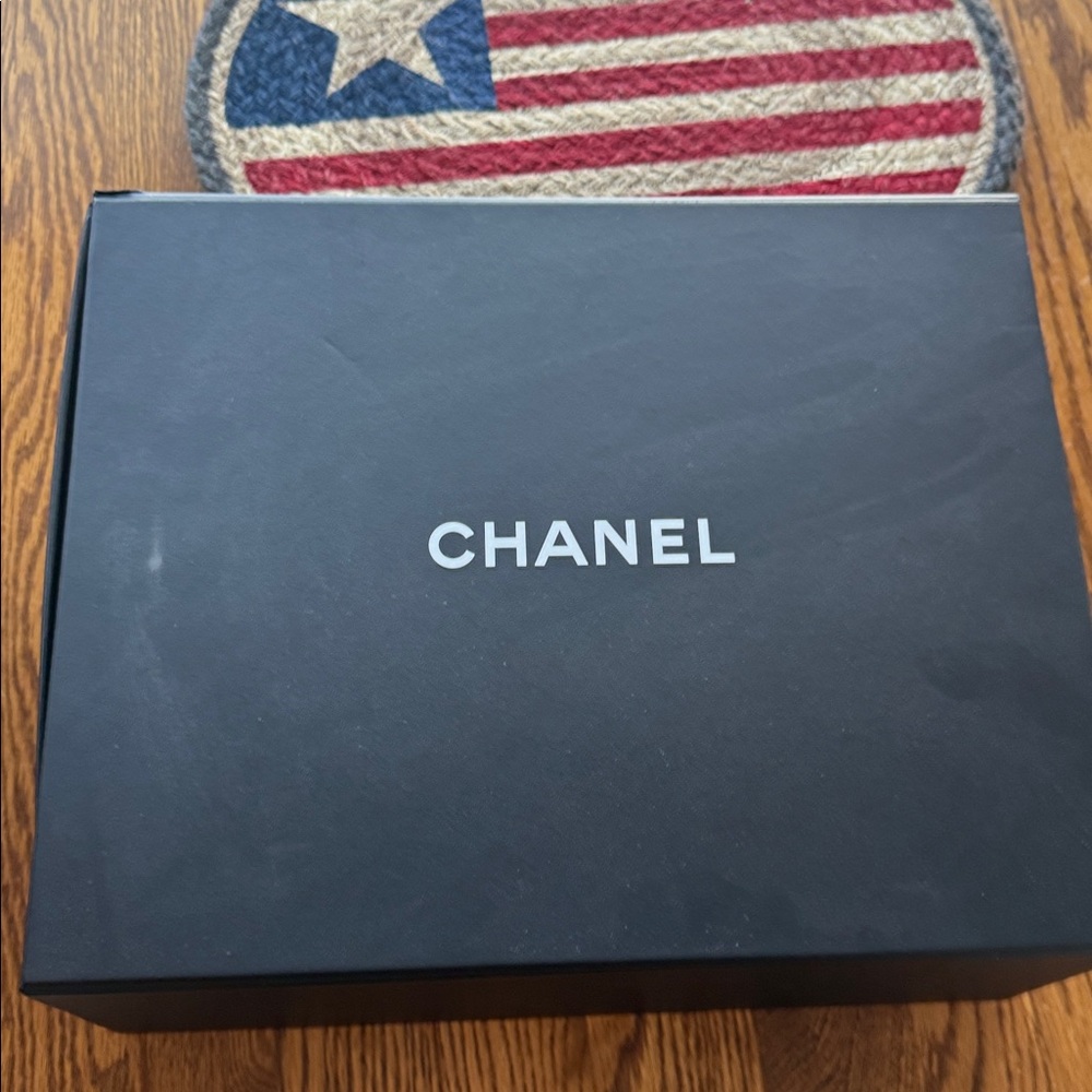NWOT Chanel Black Quilted Lambskin Crossbody Bag with Gold Chain. Never used. - Picture 7 of 10